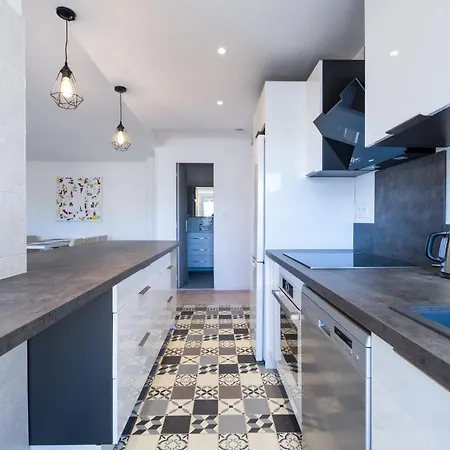 Appartamento 2br 100m From Beaches Terrace & Parking